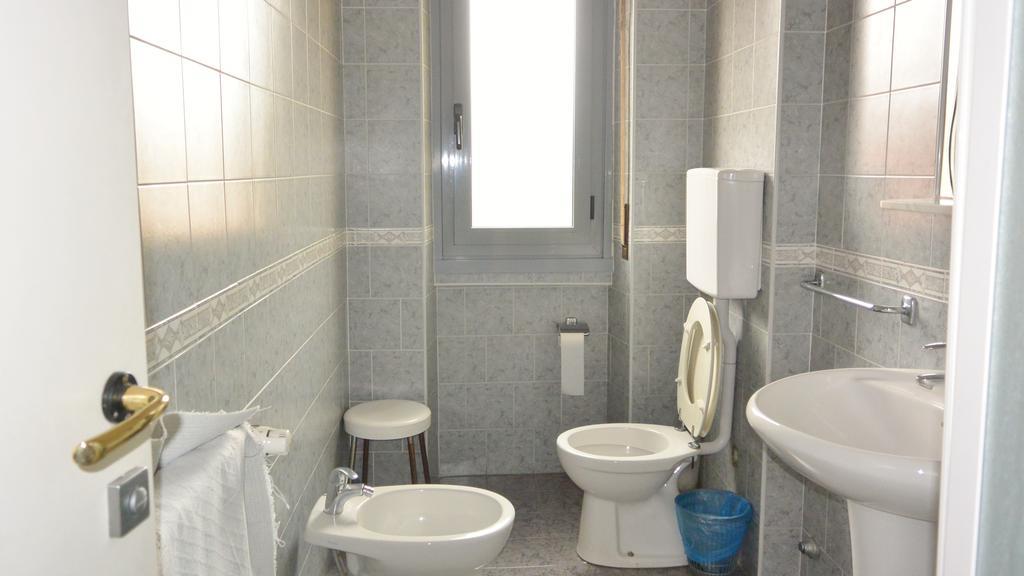 Camera Matrimoniale con Bagno in Comune